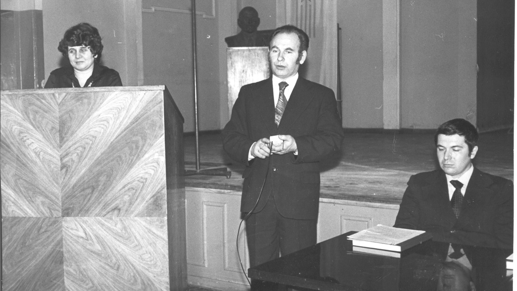 Foto. Tiiu Schattschneideri kandidaadidissertatsiooni kaitsmisel EPA aulas 21.jaanuaril 1981.a. esineb juhendaja professor  Ülo Hussar laua taga oponent ,med.kandidaat L. Luštšikov.