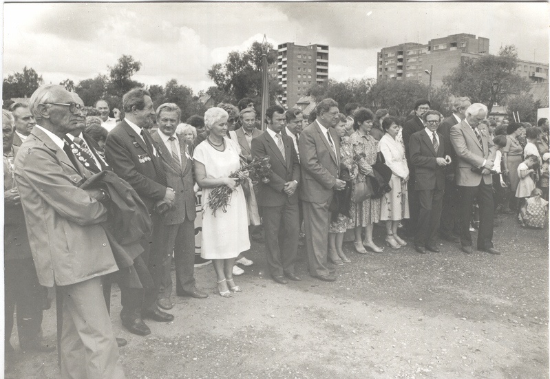 Foto.  Miiting  Rannatare  esisel väljakul 11.augustil 1984.a.