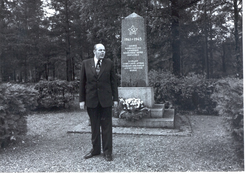 Foto.Võru I Keskkooli direktor Ilmar Reiman rääkimas 1982.a. lennu lõpetajatega Võru vennaskalmistul.