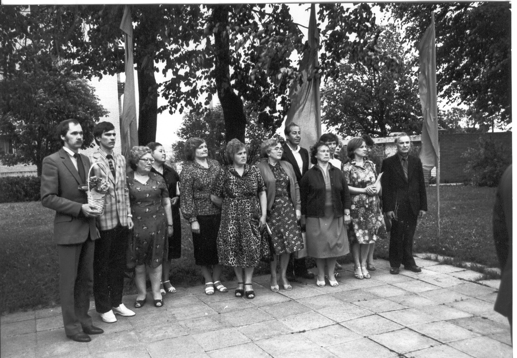 Foto. Grupp komsomolitöötajaid Punaste Küttide väljakul  25.mail 1984.a.