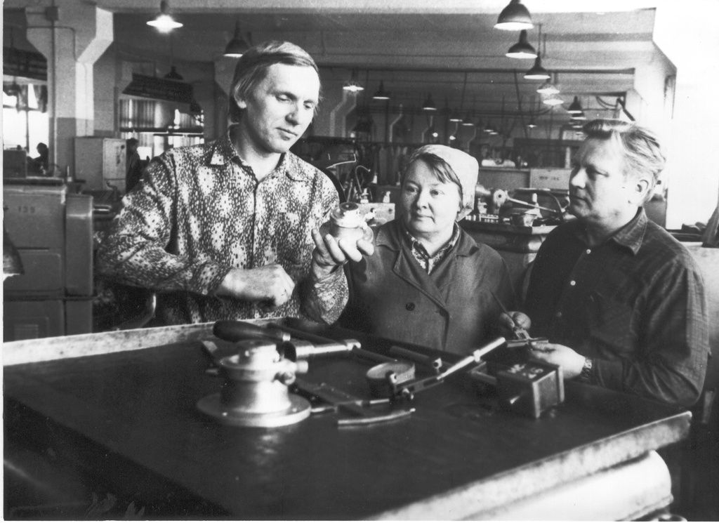 Foto.Toomiskoondise "Võru Aparaat" mehhaanikatsehhi treialid Rein Kruuda ja Milvi Tuvik, Rudolf Varustin, XI viisaastaku eesrindlased mõtteid vahetamas 1984.a.