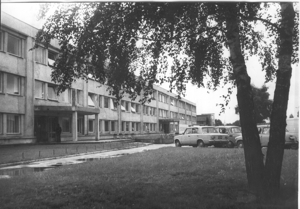 Foto. Vaade1983.a. lõpus valminud  Võru Mööblivabriku administratiiv-olmehoonele 1985.a.