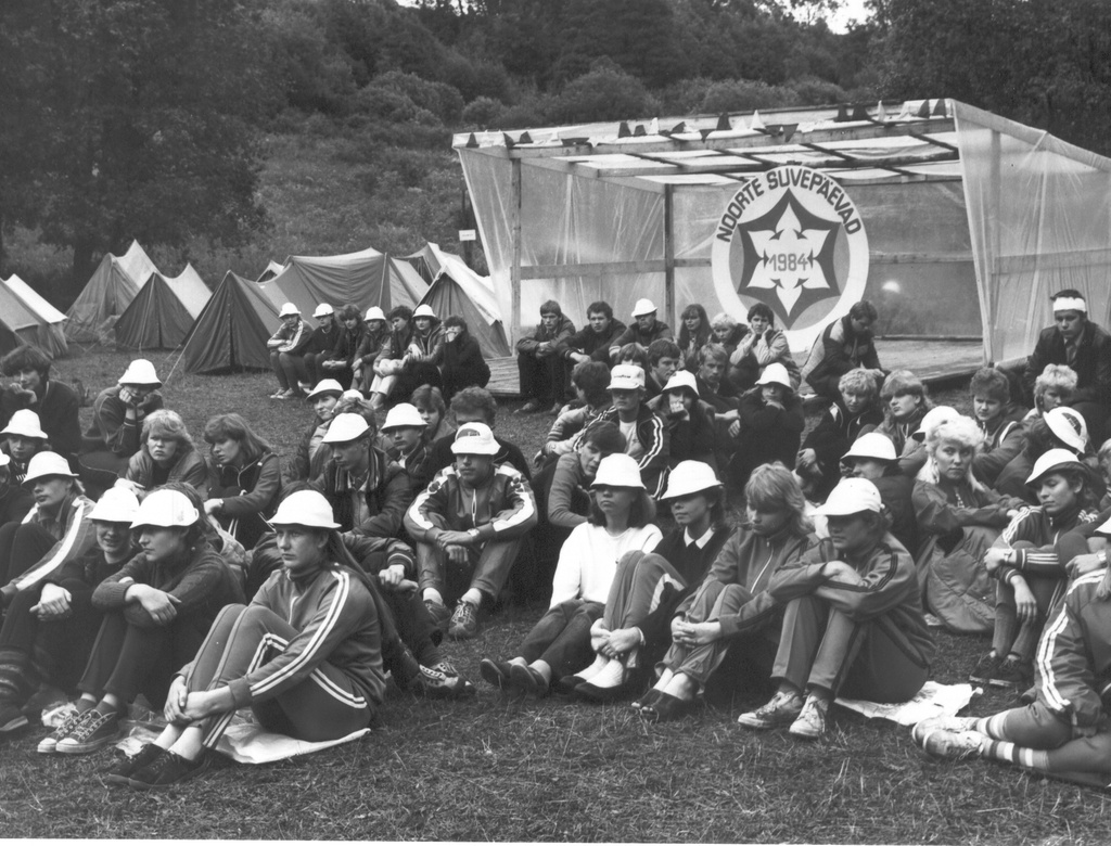 Foto. Võru rajooni noorte suvepäevad Rõuge Ööbikuorus 1984.a.