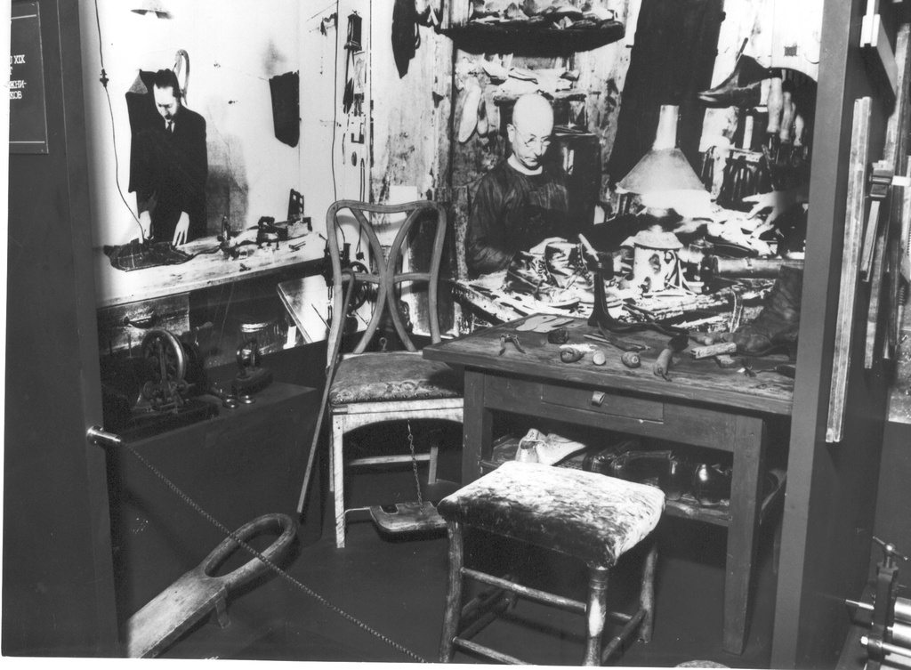 Foto.Võru  Koduloomuuseumi  ekspositsioon.Vaade kingsepa ja rätsepa töökojale 7.veebruaril 1985.a.