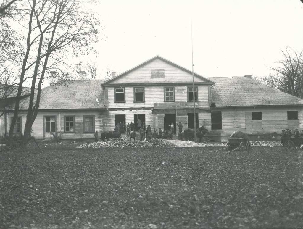 Foto. Remonditav Tsooru rahvamaja hoone 1920-tel aastatel.