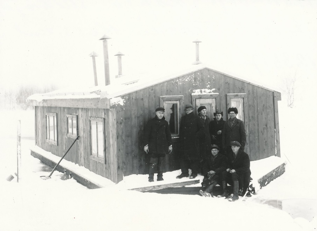 Foto. Ekskavaatori juures töötav 7-liikmeline brigaad 1936.a.
