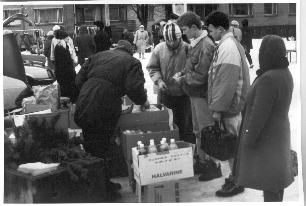 Foto.  Vaade Võrus Vabaduse väljakul asuva kirbuturu toidukaupade müügilaudadele 11.oktoobril 1993.a.