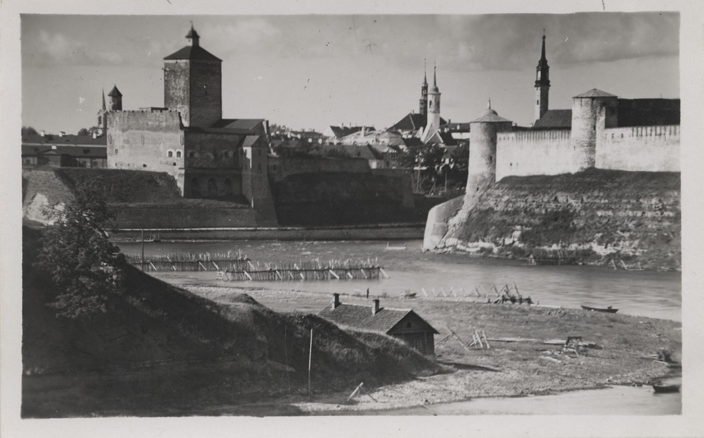 Estonia : Fortresses of Narva Hermann and Jaanilinna = die Festungen
