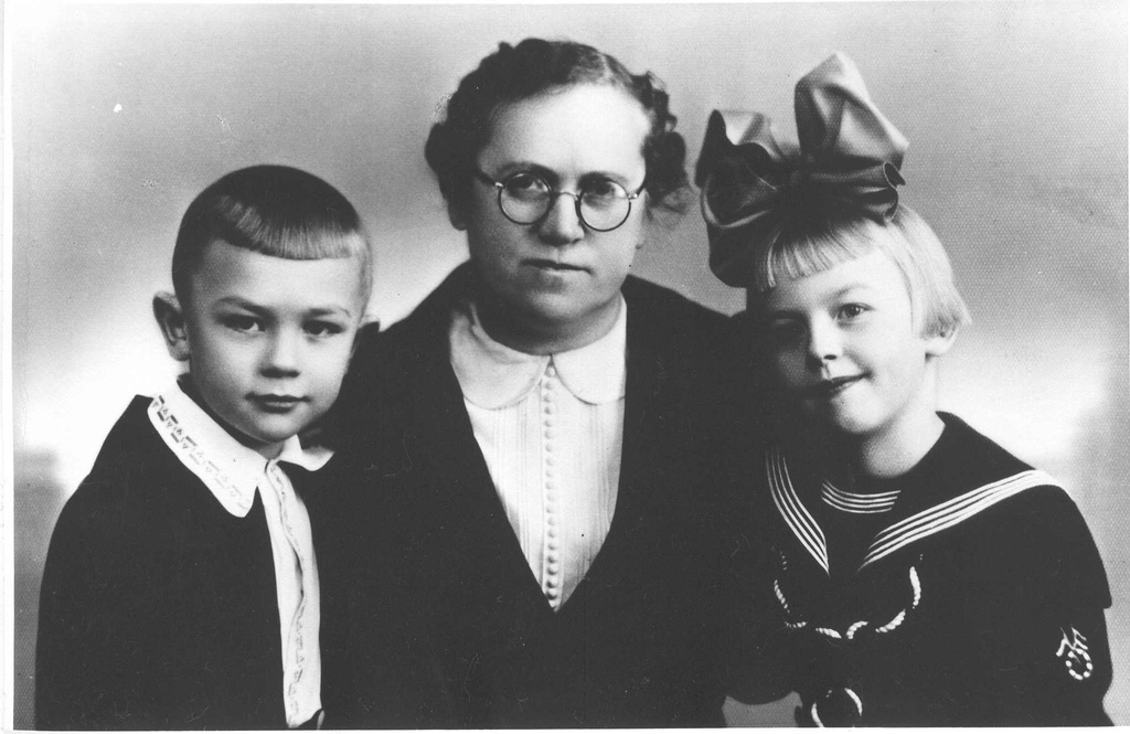 Foto Linda Suursaar-Lindeberg  poeg Ado ja tütar Astaga 1939.aastal.