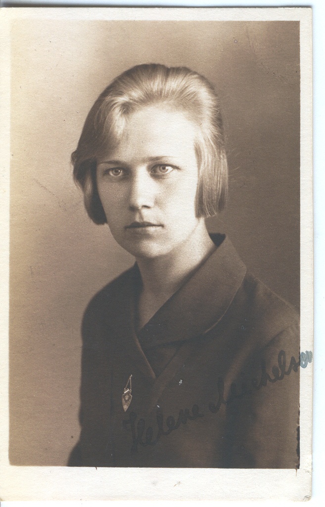 Fotoalbum. Foto  Võru Õpetajate Seminari vilistlane Helene Michelson 6.juunil 1930.a.  Seminari viimsel elupäeval.