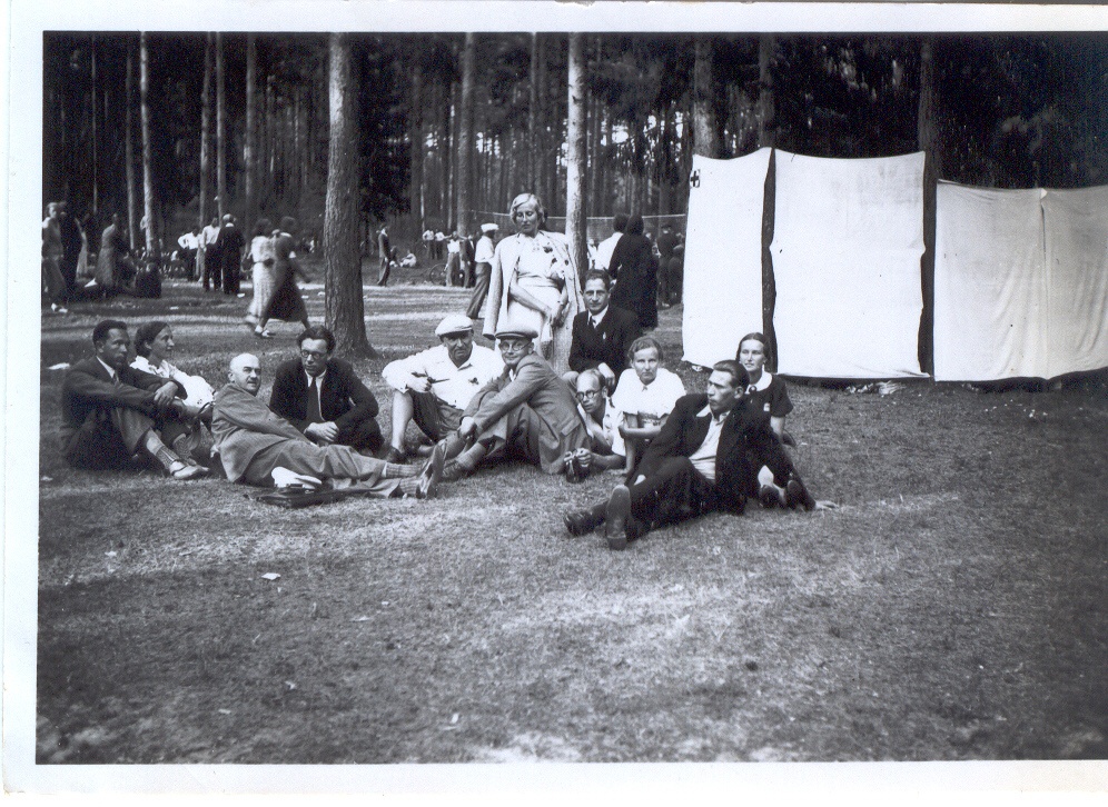 Fotoalbum. Foto  Võru Õpetajate Seminari õpetajad ja lõpetajad Taevaskojas 25.juulil 1937.a.