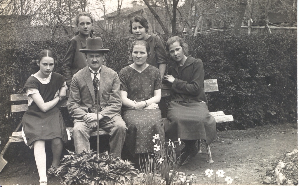 Fotoalbum.  Foto  Võru Õpetajate Seminari harjutuskooli V klassi õpilased 1926.a. koos Johannes Käisiga kooliaias.