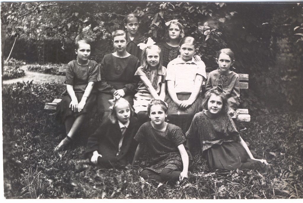Fotoalbum.  Foto  Võru Õpetajate Seminari harjutuskooli IV klassi õpilased ja õpetajad 23.septembril  1925.a.