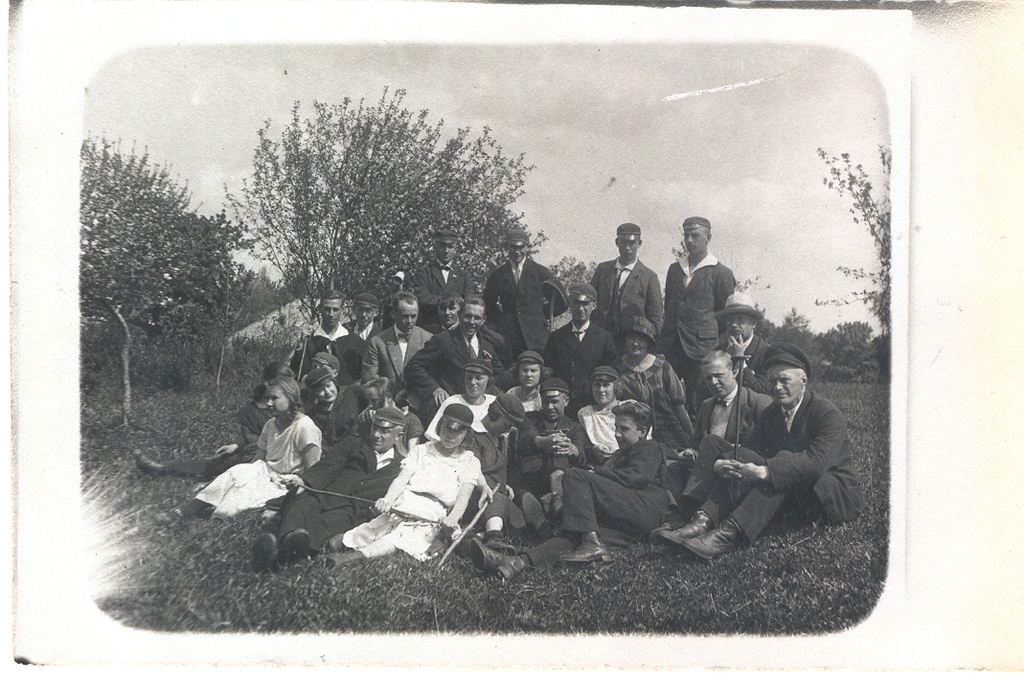 Fotoalbum.Foto  rühm Võru Õpetajate Seminari õpilasi kevadisel jalutuskäigul 1925.a.