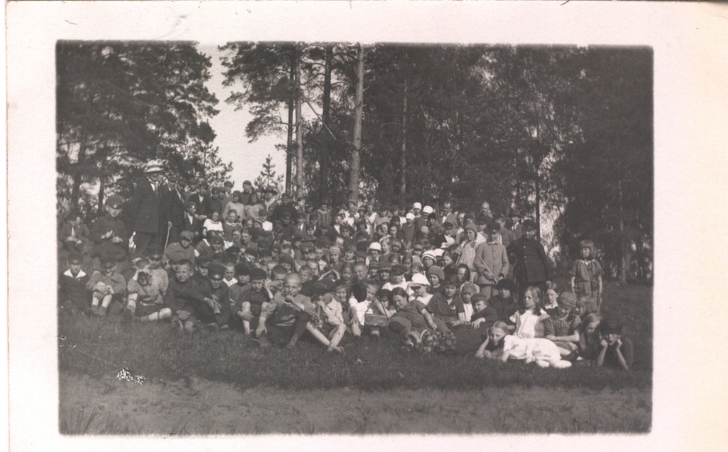Fotoalbum. Foto  Võru Õpetajate Seminari õpilased  Kirepil 1925.a. sügisel jalutuskäigul.