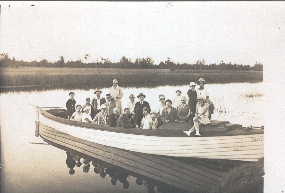 Fotoalbum.Foto  Seltskond paadis 1927.aastal Audrus.