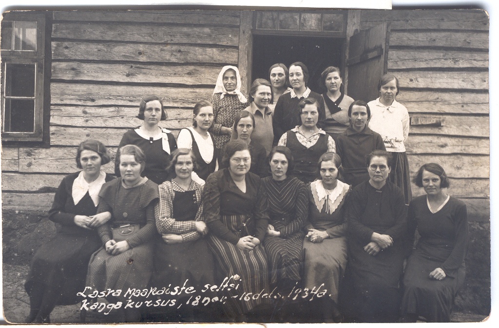 Foto. Lasva Maanaiste Seltsi kangakudumise kursusest osavõtjad 18.november-16.detsember 1934.a.