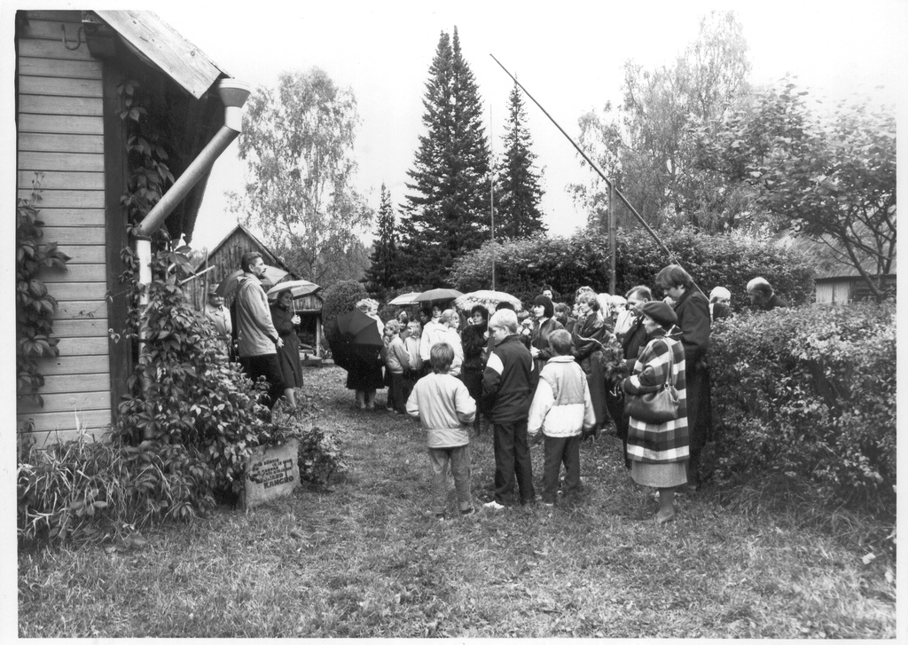 Foto. Valdur Raudvassar- kultuurimälestiste vanemmetoodik räägib  B. Kangro  sünnikodu Rüütli talu õuel 18.septembril 1990.a.