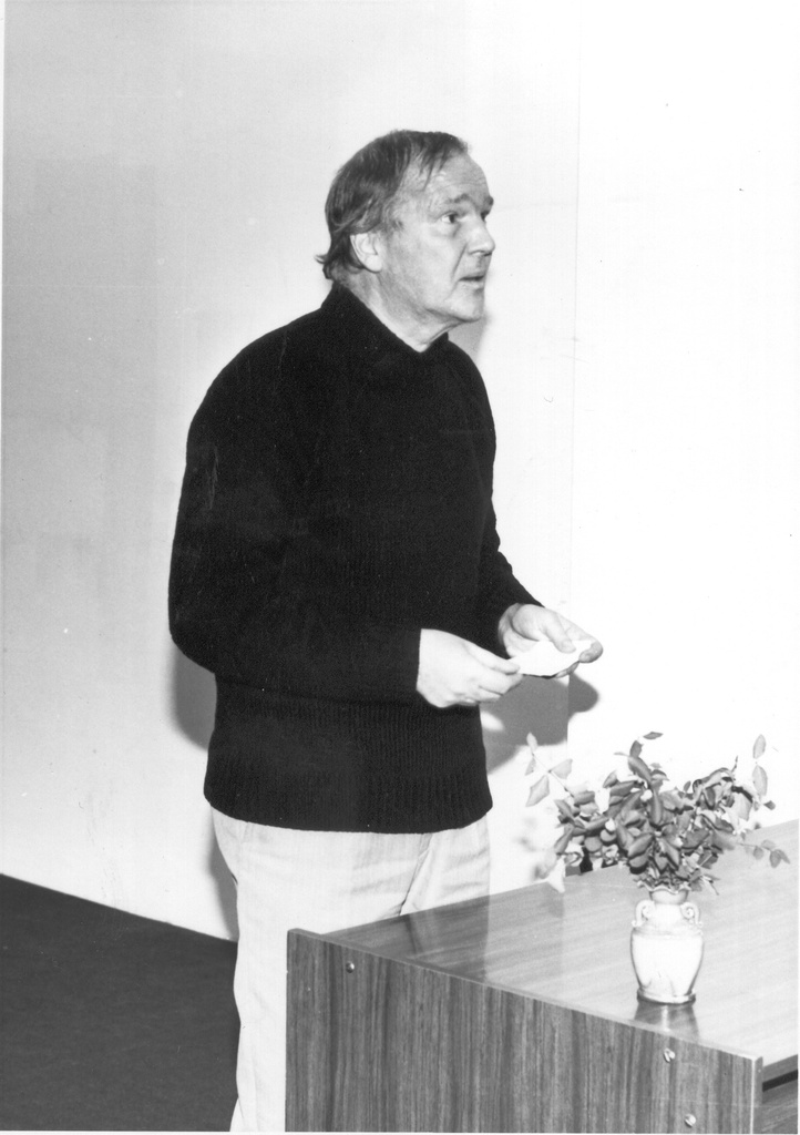 Foto. Ajakirja "Keel ja Kirjandus" peatoimetaja Aksel Tamm  esineb kirjanduslikul pärastlõunal Võru Koduloomuuseumis 28.septembril 1990.a. B.Kangro 80.sünniaastapäeval.