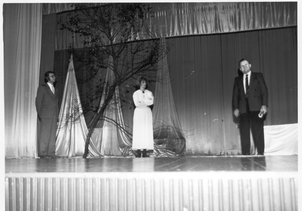 Foto. Ilmar Kudu, Silvi Jansons, Aksel Asi  esitavad  B. Kangro luulet kirjandusõhtul kultuurimajas   "Kannel"  14.septembril 1990.a. B.Kangro 80.sünniaastapäeval.