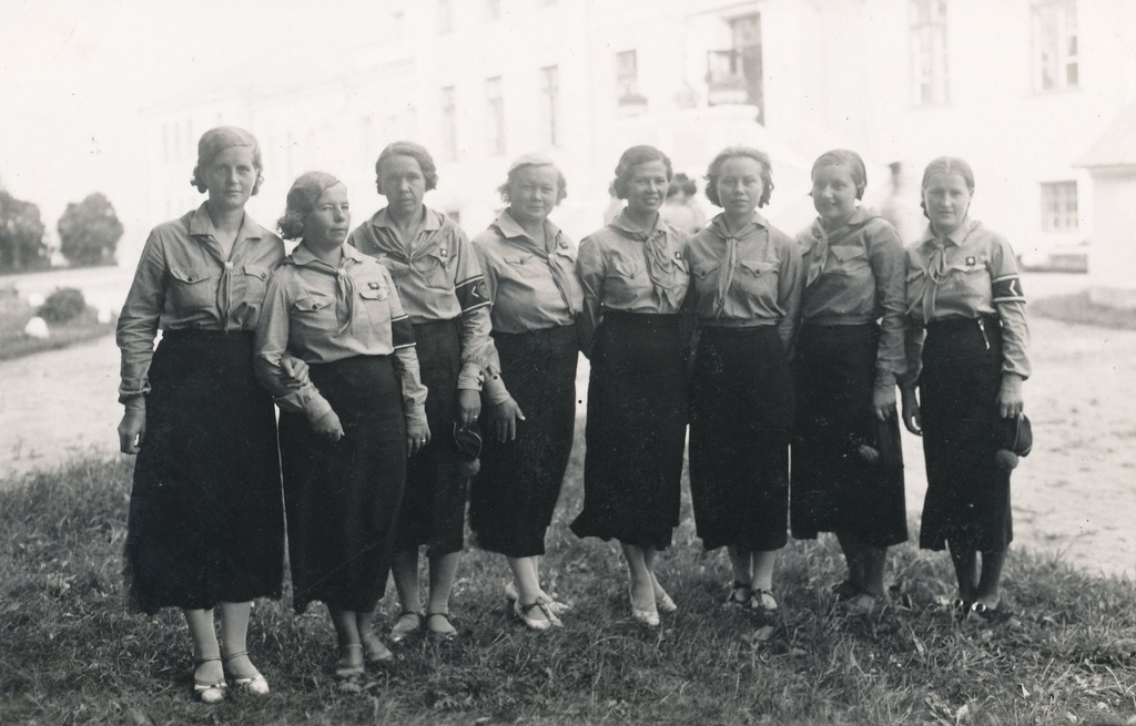 Foto. Uuemõisas  1936.a. sügisel toimunud kodutütarde juhtide õppustest osavõtjad.