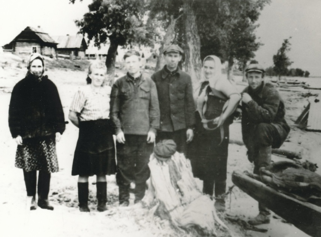 Foto. Nedostupnõi küla väljasaadetud  Vasjuganje jõe ääres1954.a.