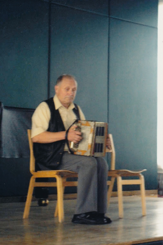 Võru Muuseumi 8.lõõtsapäev 26.augustil .2007 - mängib Elmar Ruusamäe Teppo lõõtsal 1914.a.