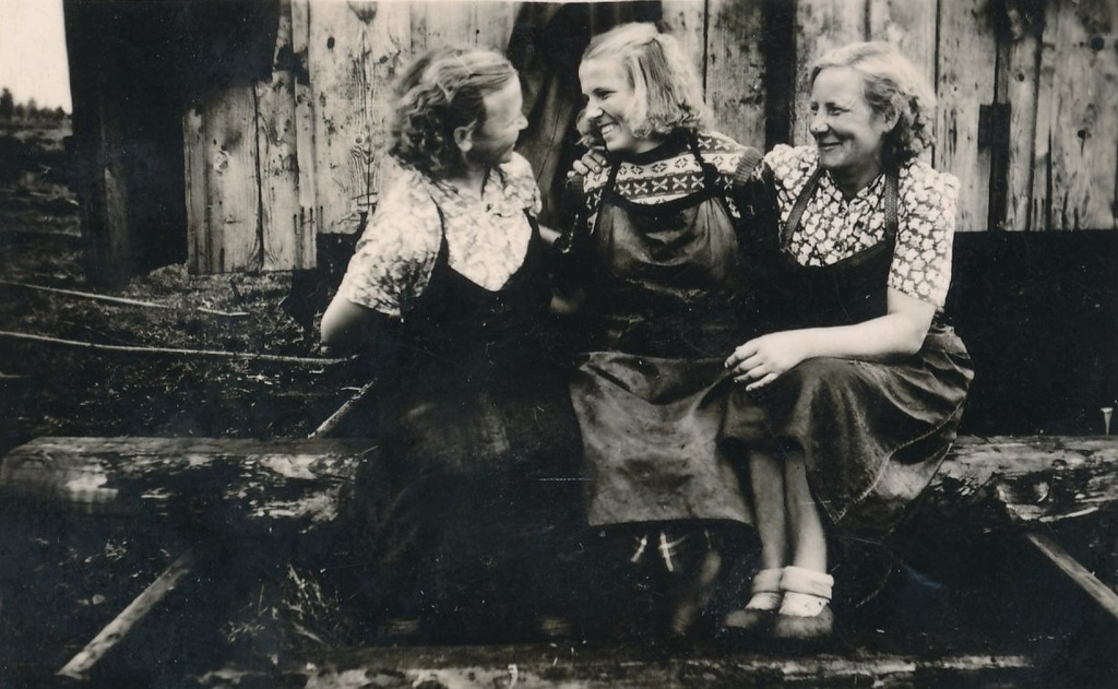 Foto.Lauanaised Võru turbarabas 1950-tel aastatel.
