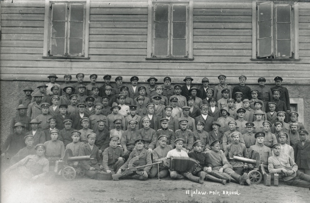 Foto. 2. jalaväepolgu 8. rood 1919.a.Maximi ja Madsen tüüpi kuulipildujatega.Jaan Niiluse foto