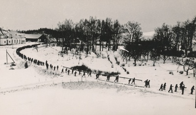 Foto. Jaanimäe algkooli õpilased suusamatkal Haanjas 1938.a. (Taamal Haanja Turistide Kodu).  similar photo