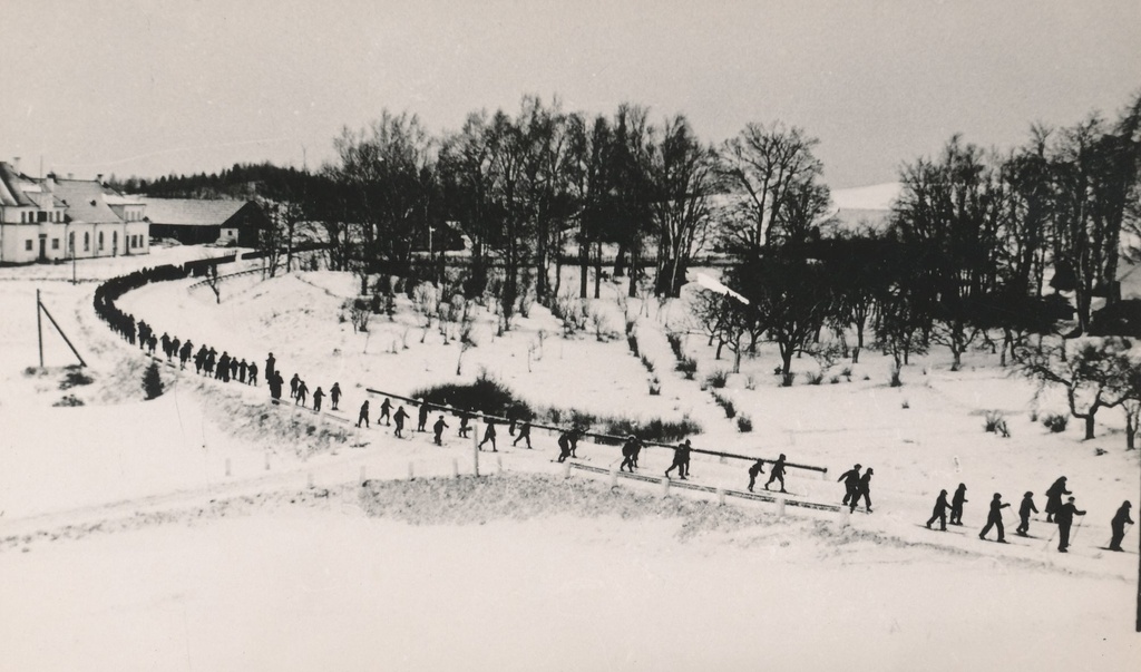 Foto. Jaanimäe algkooli õpilased suusamatkal Haanjas 1938.a. (Taamal Haanja Turistide Kodu).