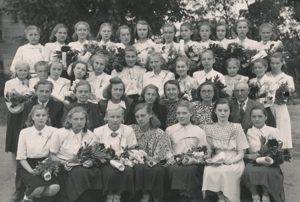 Foto. Õpetaja Hilda Raup oma õpilastega Tartus 18. juunil 1951.a.