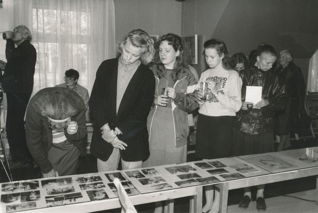 Foto. Rudolf Kriisa maalinäituse avamine 16.mail 1989.a. Kuressaares V. Kingissepa Majamuuseumi näitusesaalis.