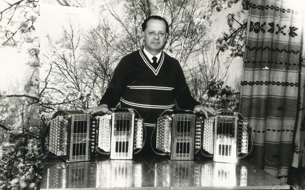 Foto. Kalju Sarnit koos omavalmistatud lõõtspillidega 1985.a.