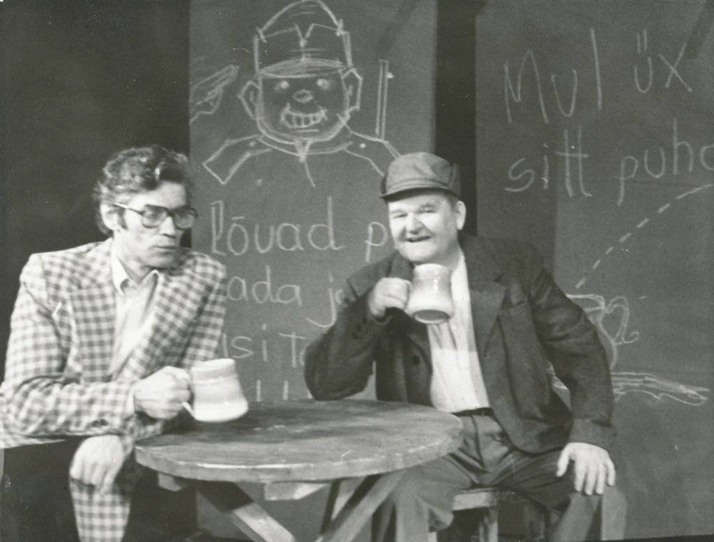 Foto. Stseen Võru Rahvateatri lavastusest "Vahva sõdur šveik" 1995.a.