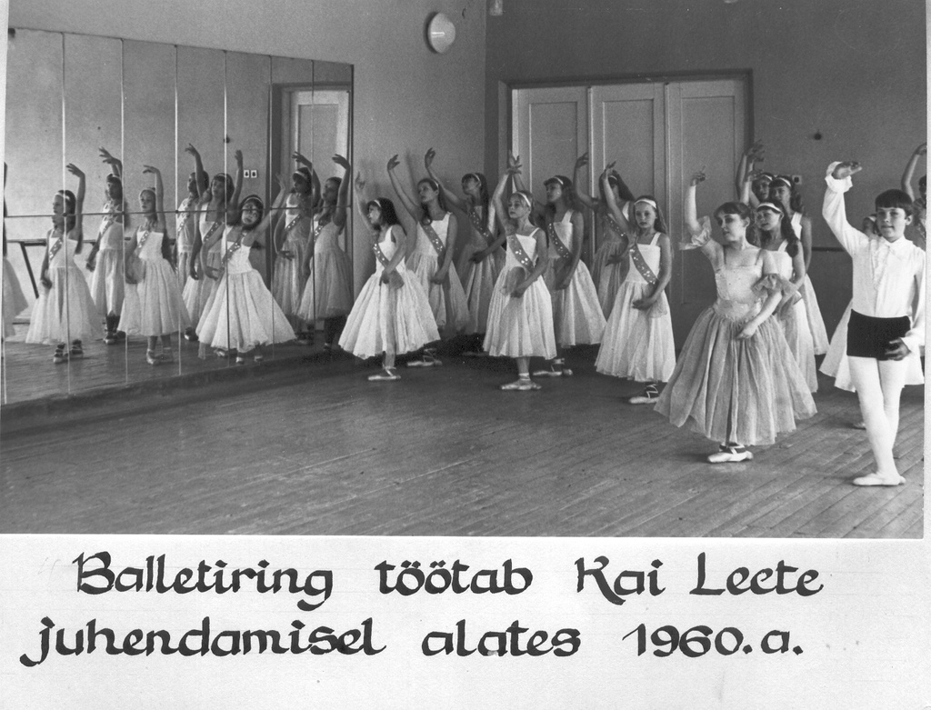 Foto. Võru Pioneeride Maja balletiringi tantsijad peeglisaalis 1985.a. Juhendaja Kai Leete