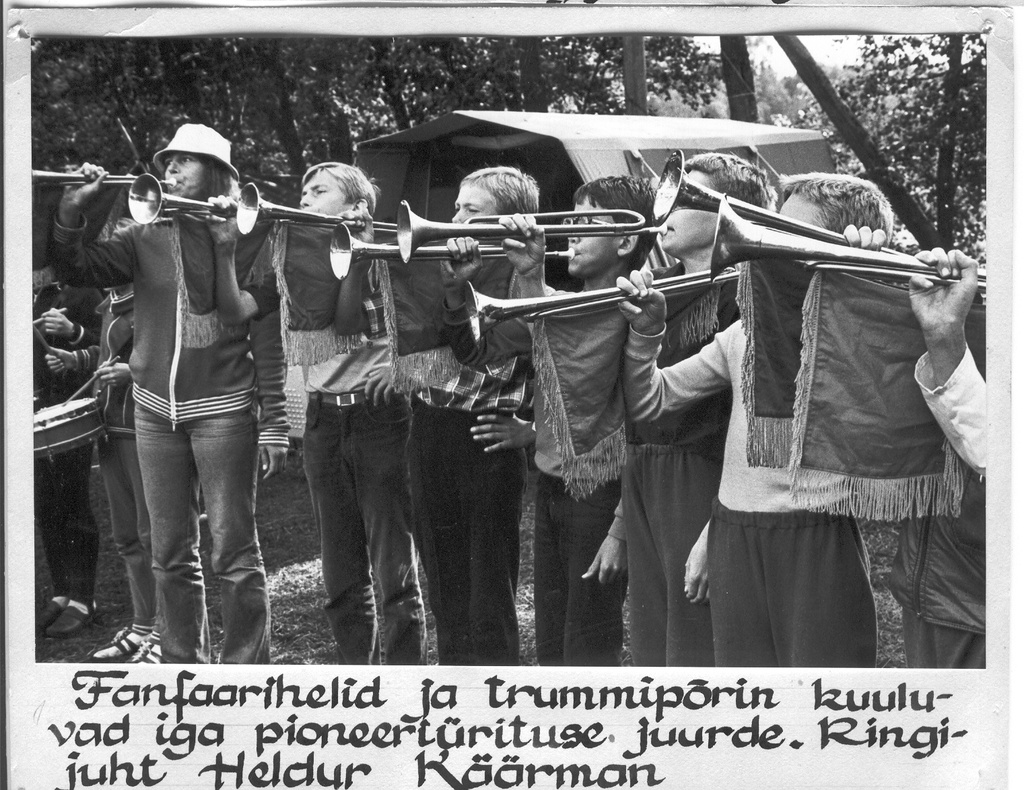 Foto. Võru Pioneeride Maja fanfaristid ja trummarid Heldur Käärmani juhatusel 1985.a.