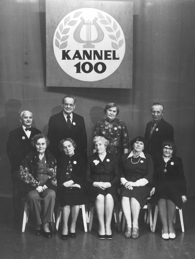 Foto.Kandle Teatri endised näitlejad ja teatriga seotud inimesed Kandle Seltsi 100. sünnipäeval 8.novembril 1981.a.