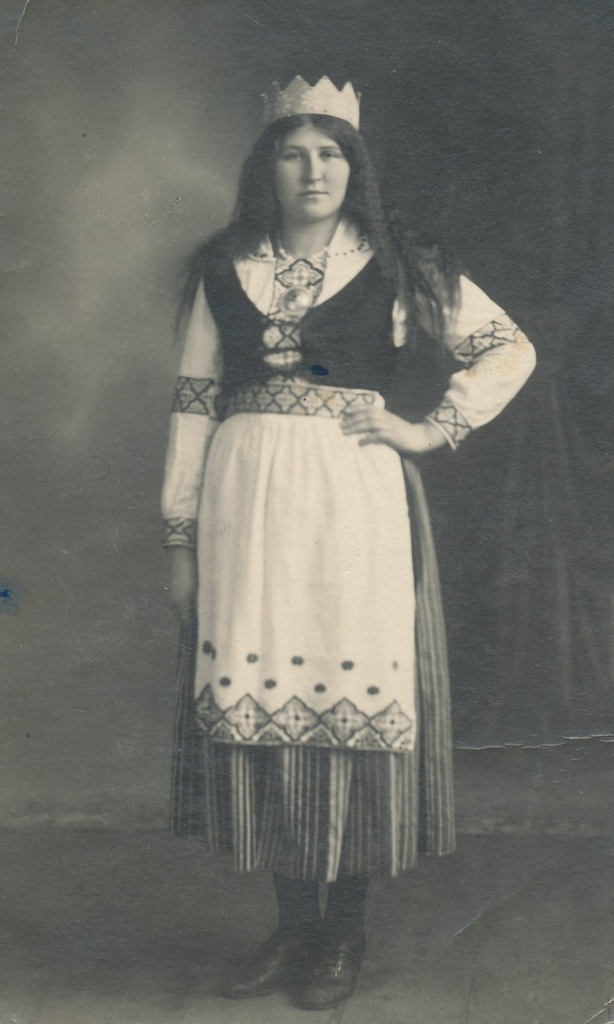 Foto. Neiu A. Laiv Võrus põllumajandusnäitusel 1918.a.Rahvarõivais.