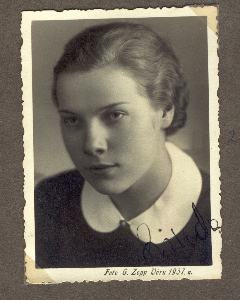 Fotoalbum Võru Ühisgümnaasiumi õpilastest. Stalde, Linda 1937.a. ( Paul Elkeni abikaasa).