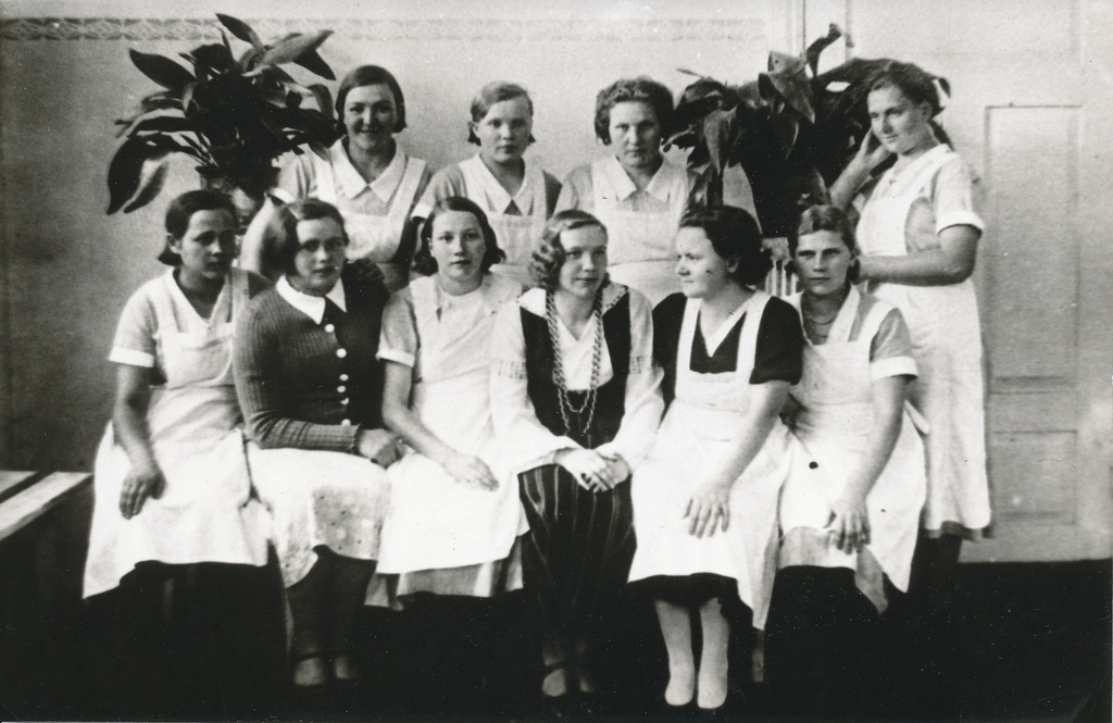 Foto.  Vana-Antsla Kodumajanduskooli õpilased 1933.a.