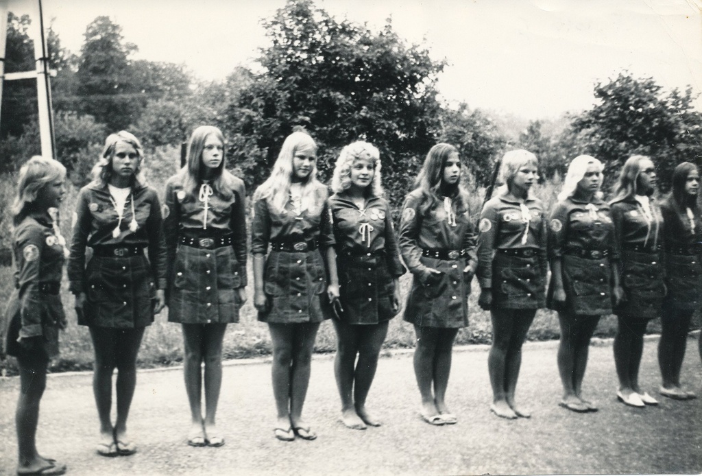 Foto. Antsla Keskkooli õpilased 1973.a. suvel Pärnu rajooni õpilasmaleva Audru rühmas. .