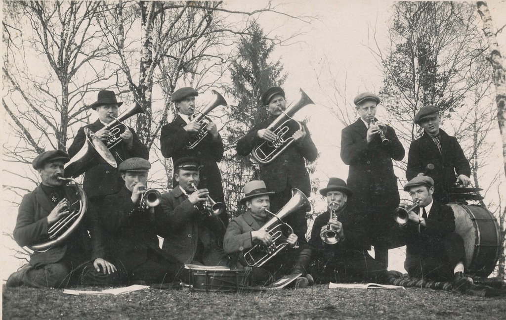 Foto. Põlva Vabatahtliku Tuletõrje Ühingu orkester mängimas 1927.a.