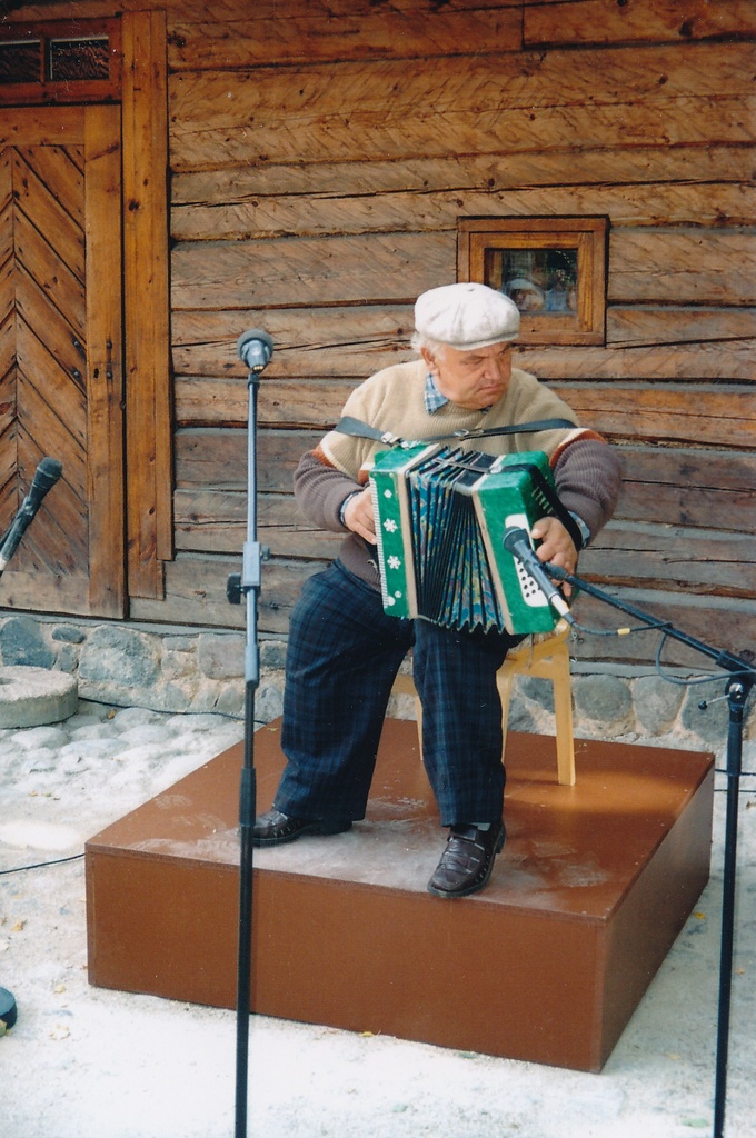 Foto. Võrumaa Muuseumi 6. lõõtsapäev 28.augustil  2005. Esineb Johannes Kartsepp.