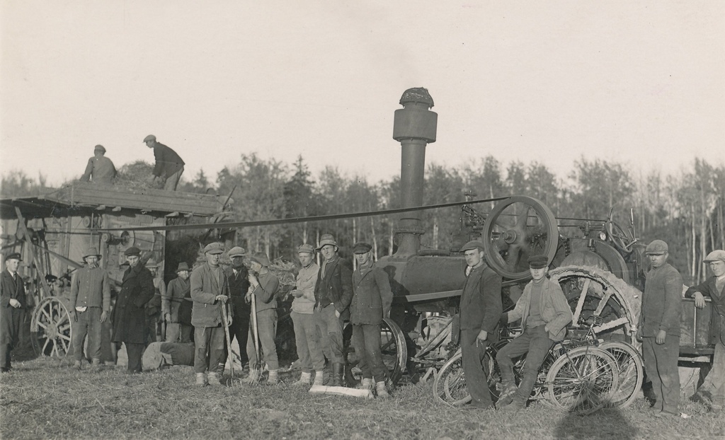 Foto. Rehepeksumasin Tsolgos teravilja peksmas.