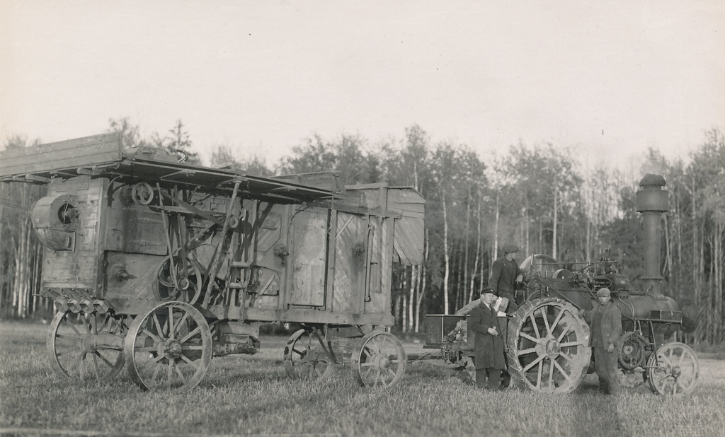 Foto. Rehepeksumasin, isesõitja -lokomotiiv ja peksumasin, mis kuulusid Tsolgos elanud Joosep Alaveerele.