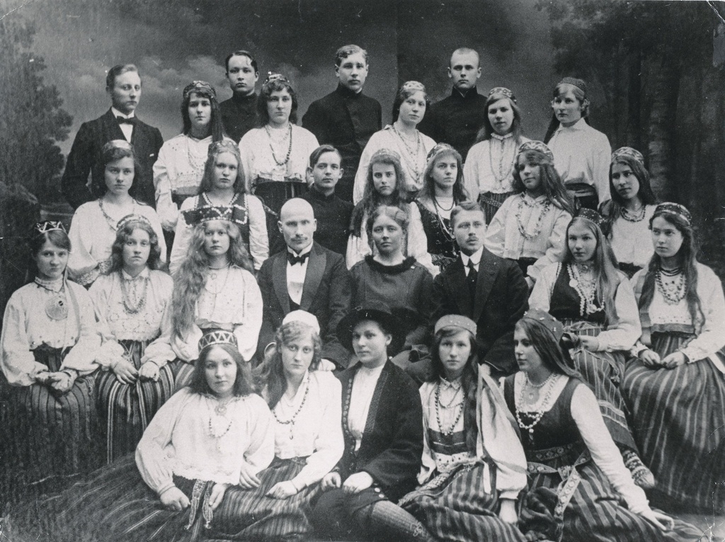 Foto. Tallinna Linna I Tütarlaste Gümnaasiumi  õpilased ja pedagoogid, kes 1919.a. kevadel esinesid teemal "Kalevipoeg sõnas, laulus ja tantsus"