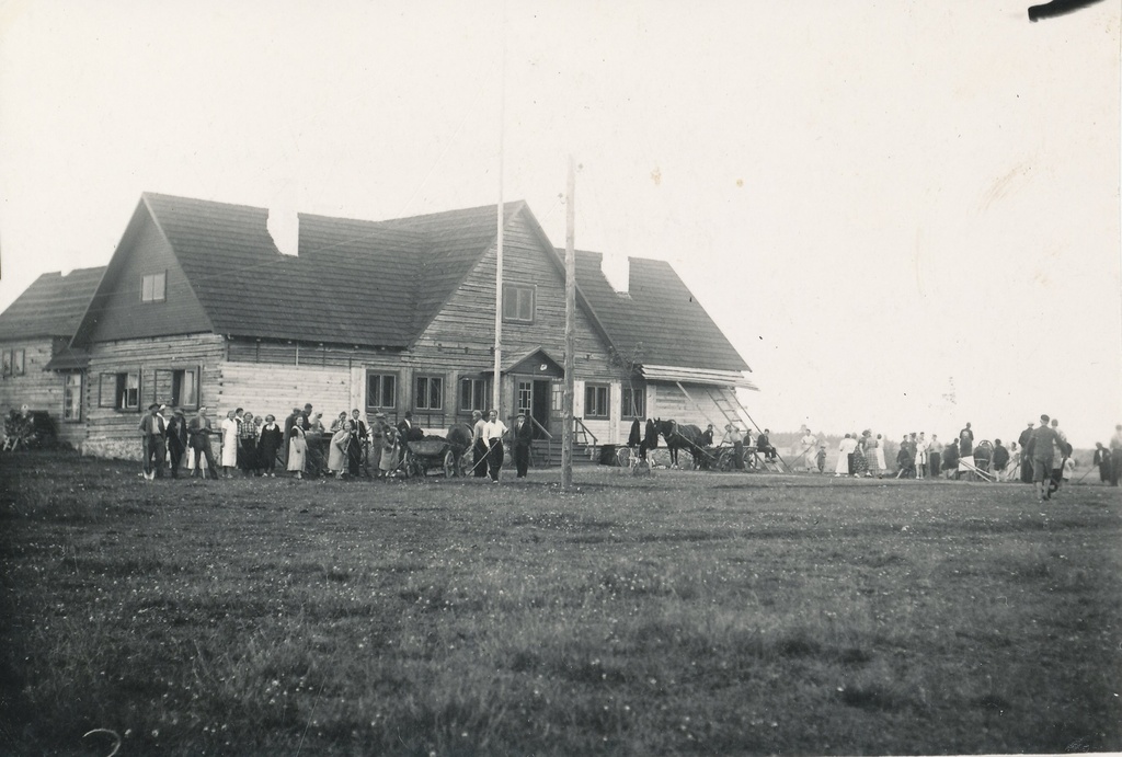 Fotopostkaart. Rõuge rahvamaja ümbruse korrastamine ühiskondlikus korras 1935.a.