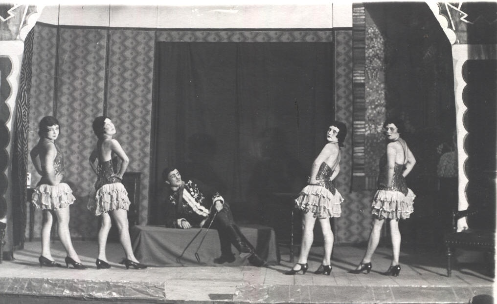Foto. Stseen O. Straussi opereti "Viimne valss" lavastusest Kandles 1932.a.
