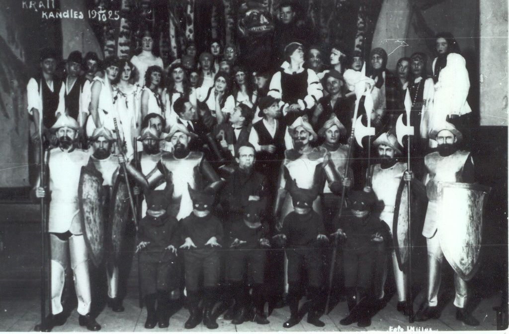 Fotokoopia. Müütilise lavaloo "Kratt" tegelaskond pärast etendust 1925.a.